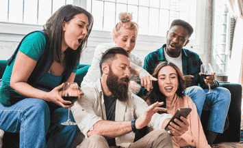 Eine Gruppe von Freunden welche Aufgeregt Kommentare lesen. Social Media Marketing Agentur.